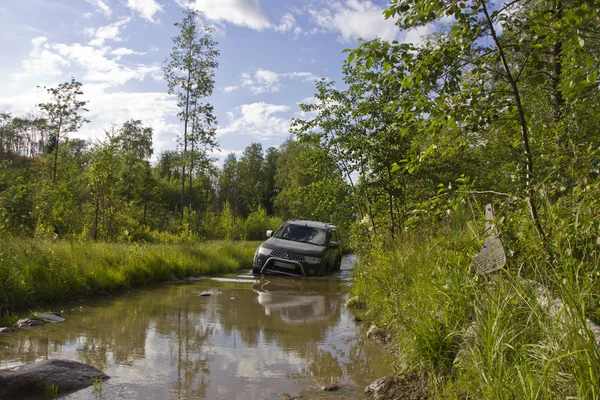 Mitsubishi Pajero Sport en una carretera forestal en Karelia, Rusia — Foto de Stock