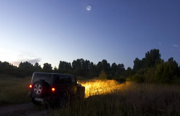 Novgorod bölgesi, Rusya, 1 Ağustos 2015, seyahat tarafından Jeep Wrangler — Stok fotoğraf