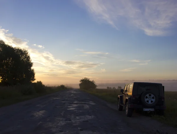 Новгородська область, Росія, 1 серпня 2015 року подорожувати на Jeep Wrangler — стокове фото