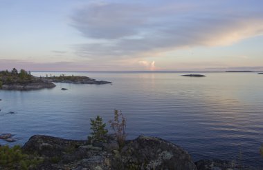 Ladoga Gölü kıyısında günbatımı