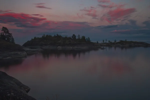 Solnedgång på stranden av sjön Ladoga — Stockfoto