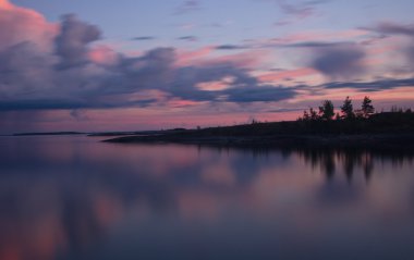 Ladoga Gölü kıyısında günbatımı