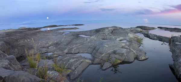 Ladoga Gölü kıyısında günbatımı — Stok fotoğraf