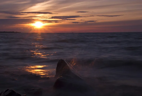 ロシアのフィンランド湾に沈む夕日 — ストック写真