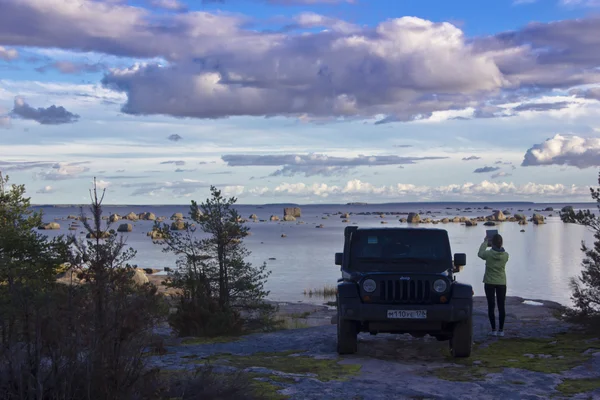 Russia, 25 September 2015, Photo of jeep Wrangler at the coast of the Gulf of Finland, Wrangler is a compact four wheel off road manufactured by American automaker Chrysler . — стоковое фото
