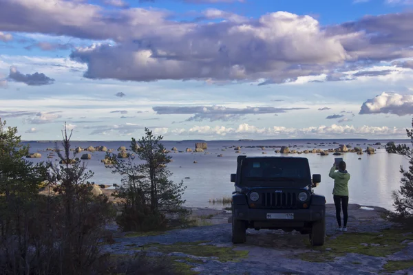 Jeep Wrangler sahara ilimitado na costa do Golfo da Finlândia — Fotografia de Stock