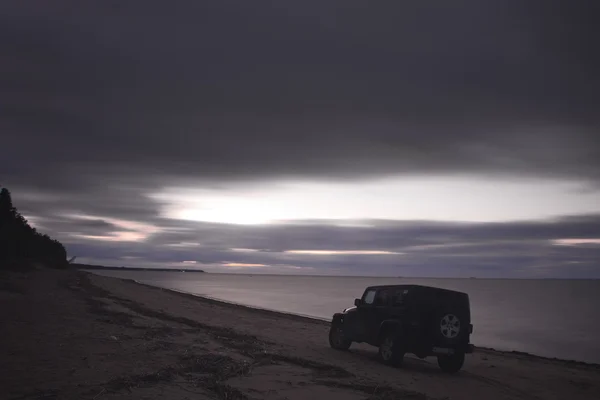 Фінської затоки, Росія, 05 жовтня 2015: фото jeep Wrangler на пляжі Фінської затоки у Ленінградській області. Wrangler є компактний чотири переднім приводом від дороги і спортивний утиліта транспортний засіб — стокове фото