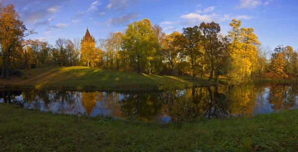 La torre Chapelle a Pushkin nel tardo autunno — Foto Stock