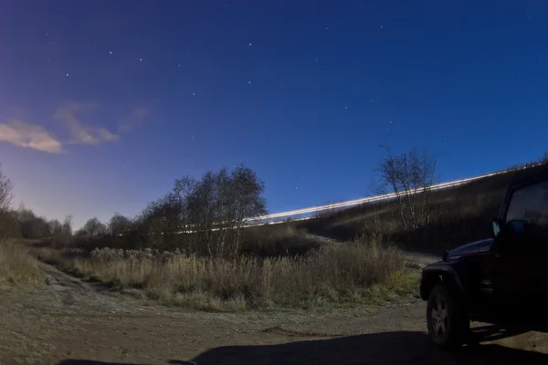 Región de Leningrado, Rusia 26 de octubre de 2015: fotos del jeep Wrangler a la luz de la luna, Wrangler es un compacto de cuatro ruedas de carretera y vehículo utilitario deportivo — Foto de Stock