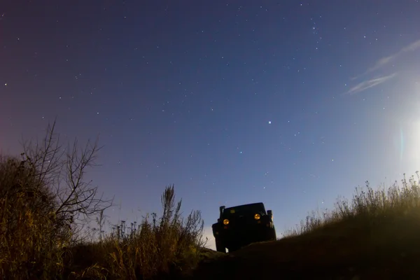 Región de Leningrado, Rusia 26 de octubre de 2015: fotos del jeep Wrangler a la luz de la luna, Wrangler es un compacto de cuatro ruedas de carretera y vehículo utilitario deportivo — Foto de Stock