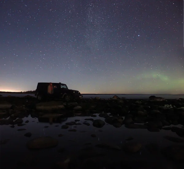 Luces boreales en el lago Ladoga, Rusia, 03 de noviembre de 2015, viaje en Jeep Wrangler — Foto de Stock