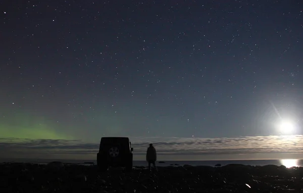 Aurora boreale sul lago Ladoga, Russia, 03 novembre 2015, viaggio in Jeep Wrangler — Foto Stock