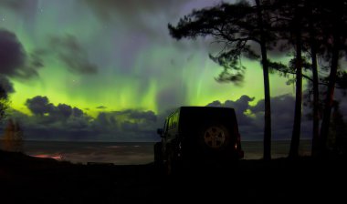 Leningrad region, Rusya Federasyonu, 07 Kasım 2015: jeep Wrangler Kuzey ışıkları sırasında Ladoga Gölü kıyısında fotoğraflar. Wrangler kompakt dört tekerlekli arabayla yol ve spor yeni araç kapalı olduğunu