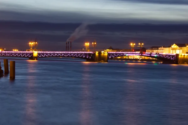 Puente del palacio al atardecer, San Petersburgo, Rusia —  Fotos de Stock