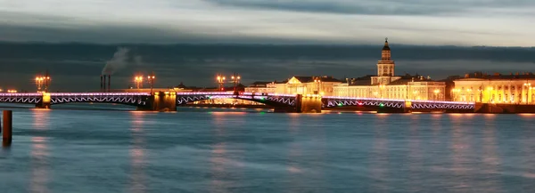 Paleis brug bij zonsondergang, St. Petersburg, Rusland — Stockfoto