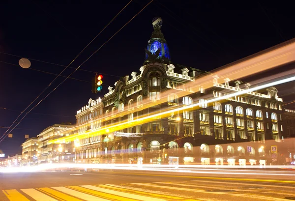 Noche Nevsky prospecto en San Petersburgo — Foto de Stock