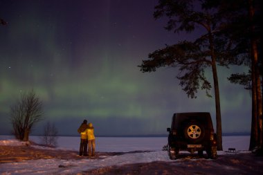 Leningrad region, Rusya Federasyonu, 16 Şubat 2016: jeep Wrangler Kuzey ışıkları sırasında Ladoga Gölü kıyısında fotoğraflar. Wrangler kompakt dört tekerlekli arabayla yol ve spor yeni araç kapalı olduğunu