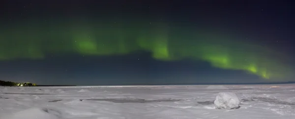 Luces boreales sobre el lago Ladoga Rusia —  Fotos de Stock