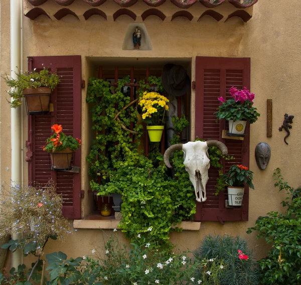 Janela com flores, Europa, França — Fotografia de Stock