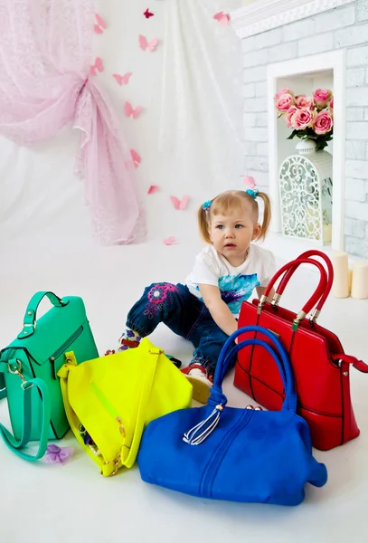 Kleines Mädchen mit Ledertaschen — Stockfoto