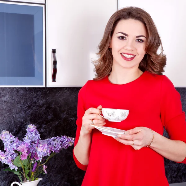 Joyeuse femme buvant du thé dans la cuisine — Photo