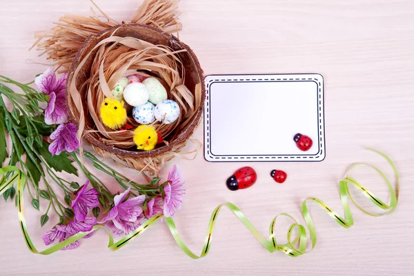 Huevos de Pascua en nido sobre tablones rústicos de madera — Foto de Stock