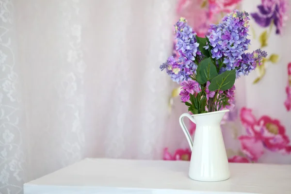 白い花瓶のライラックの花束 — ストック写真