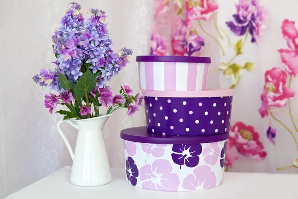 紫丁香的一个白色的花瓶的花束 — 图库照片