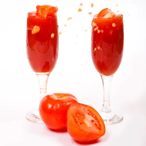 Leckerer Tomatensaft und Tomaten. — Stockfoto