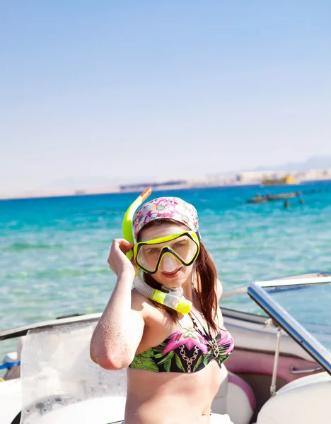 Schöne Mädchen auf einem Boot in der Unterwassermaske — Stockfoto