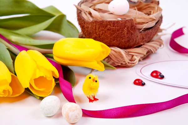 Sarı laleler ve Paskalya yumurtaları — Stok fotoğraf