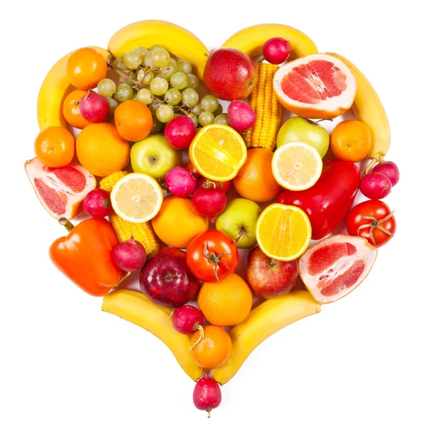 Frutta e verdura isolate sotto forma di cuore — Foto Stock