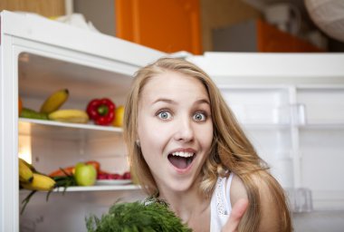 genç kadının yanına evde buzdolabı