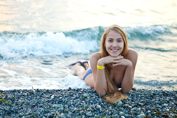 Ευτυχισμένη νεαρή γυναίκα στην παραλία — Φωτογραφία Αρχείου