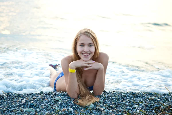 Gelukkige jonge vrouw op het strand — Stockfoto