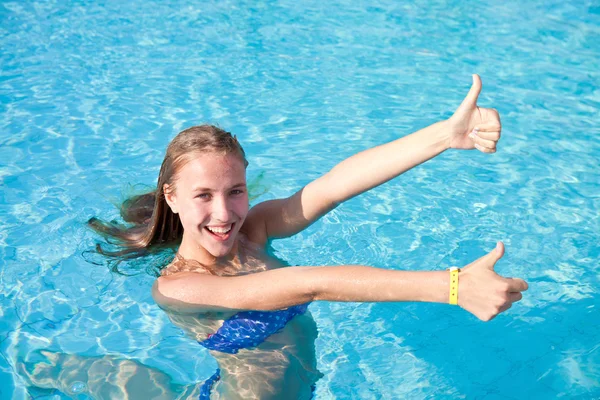 Счастливая девушка в купальнике — стоковое фото
