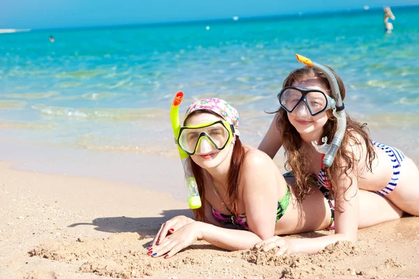 Duas Mulheres Jovens Máscaras Tubos Jazem Areia Mar Praia Pelo — Fotografia de Stock