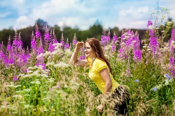 Dívka v poli při pohledu do dálky — Stock fotografie