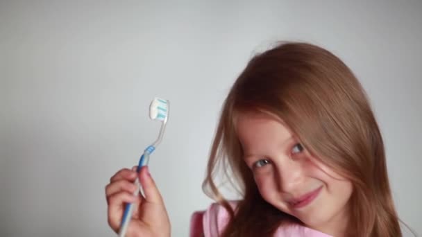 Menina escovando os dentes — Vídeo de Stock