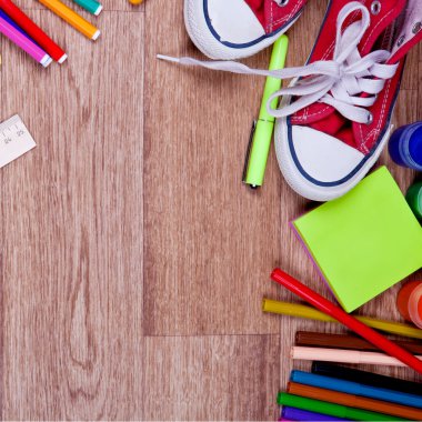 Okul malzemeleri ahşap bir arka planda