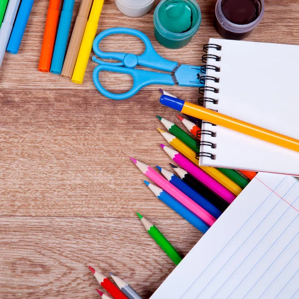 Fournitures scolaires sur un fond en bois — Photo