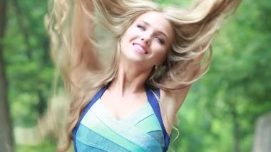 Uzun beyaz saçlı güzel bir kız.