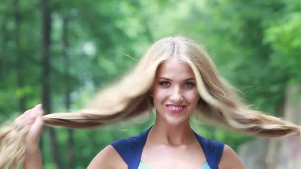 Красивая девушка с длинными белыми волосами толстые волосы развивается — стоковое видео