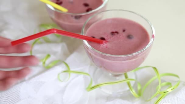 Yogur de cereza y leche en un tazón de vidrio — Vídeos de Stock