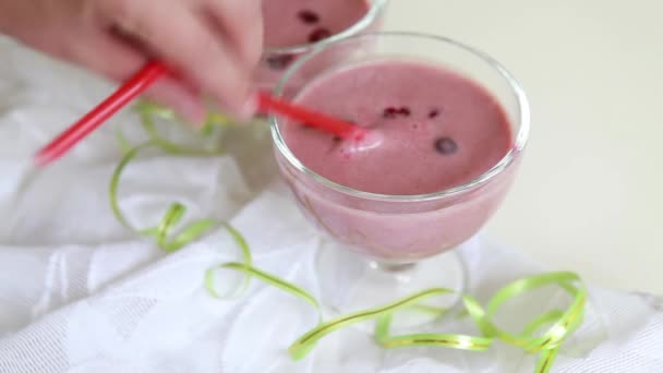 Kersen yoghurt met rietjes in een glas — Stockvideo