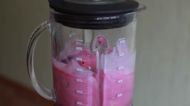Mjölk-berry cocktail blender piskor — Stockvideo