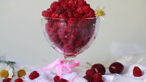 Juicy raspberry in a glass cup — Stock Video