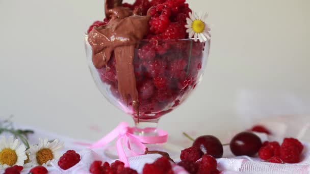 Full glass cup raspberries — Stock Video