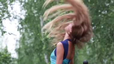 Uzun beyaz saçlı güzel genç kız taşı