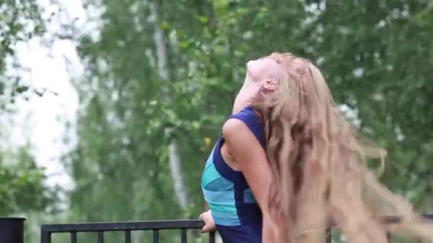 Kaskade lange weiße Haare eines schönen europäischen Mädchens — Stockvideo